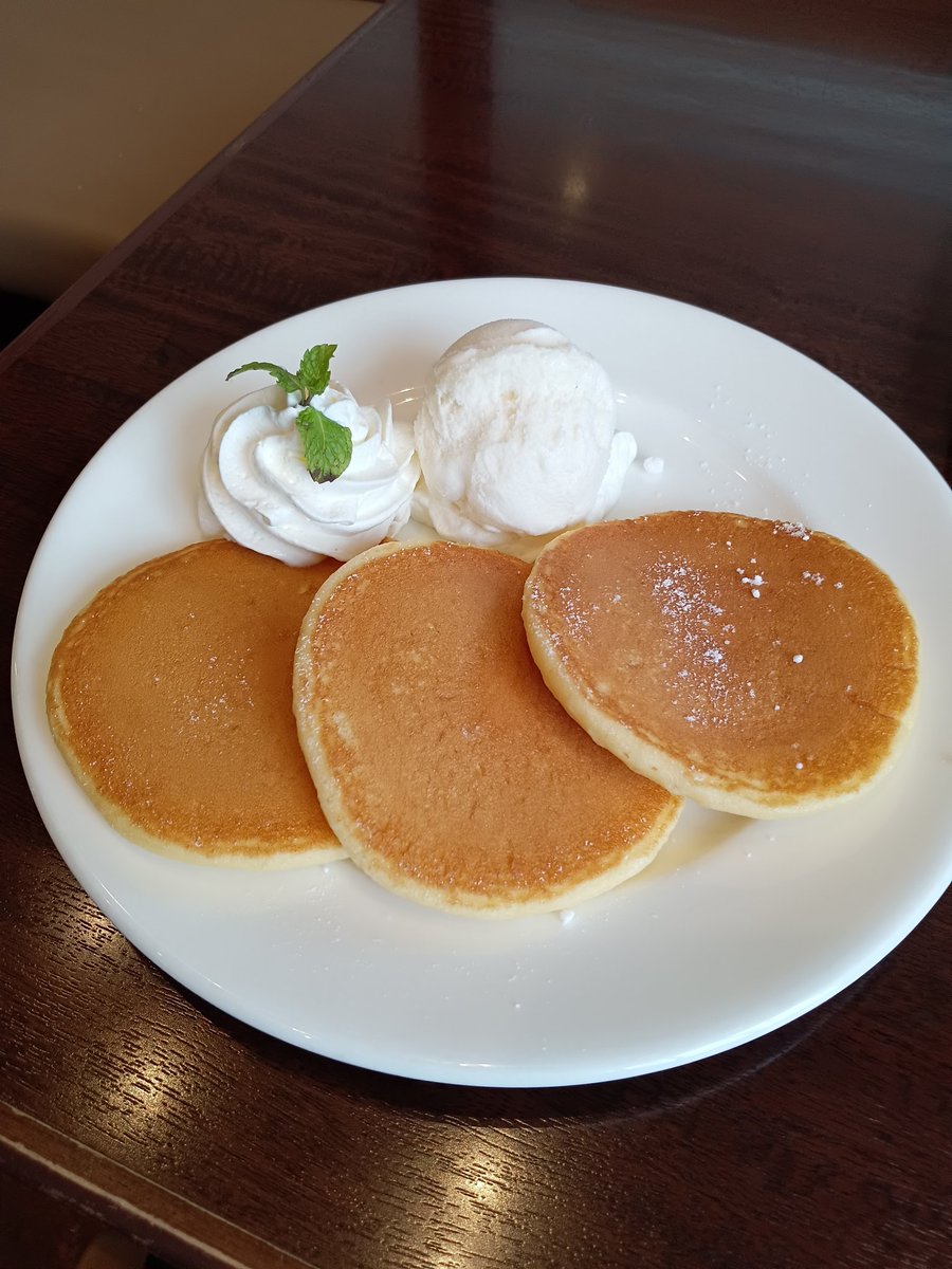 お昼ごはん
今日は自分1人じゃ、まだ外を歩かせられないと息子が同伴で伸びに伸びた髪を切りに行った帰りに(息子もバッサリ切りました)

ITALIANTOMATOさんで
パンケーキジェラート乗せ
ドリンク無料券で
フルーツティーざくろ

フルーツティーざくろは
さっぱりスッキリ！
めっちゃ美味しかったです