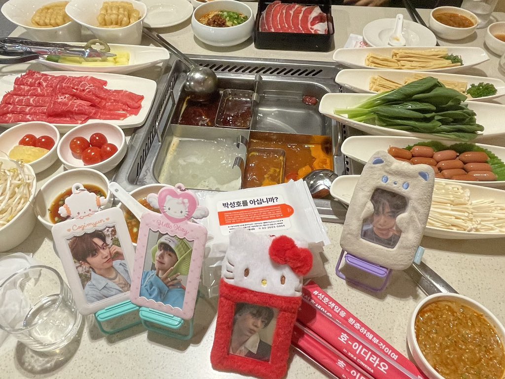 onechansdream's tweet photo. 📍호-이디리오

금식실패라고400번말했어요형
@4ev19ktch @sunghxxnextdoor 

#성호생일을_콱축하해분것이여
#이리우너라_먹고놀자 
#여기성_호로록
#한태산도식후경
#셋이먹다하나가뒤지리우
#리우걱우걱 https://t.co/iKUvrDqpm9