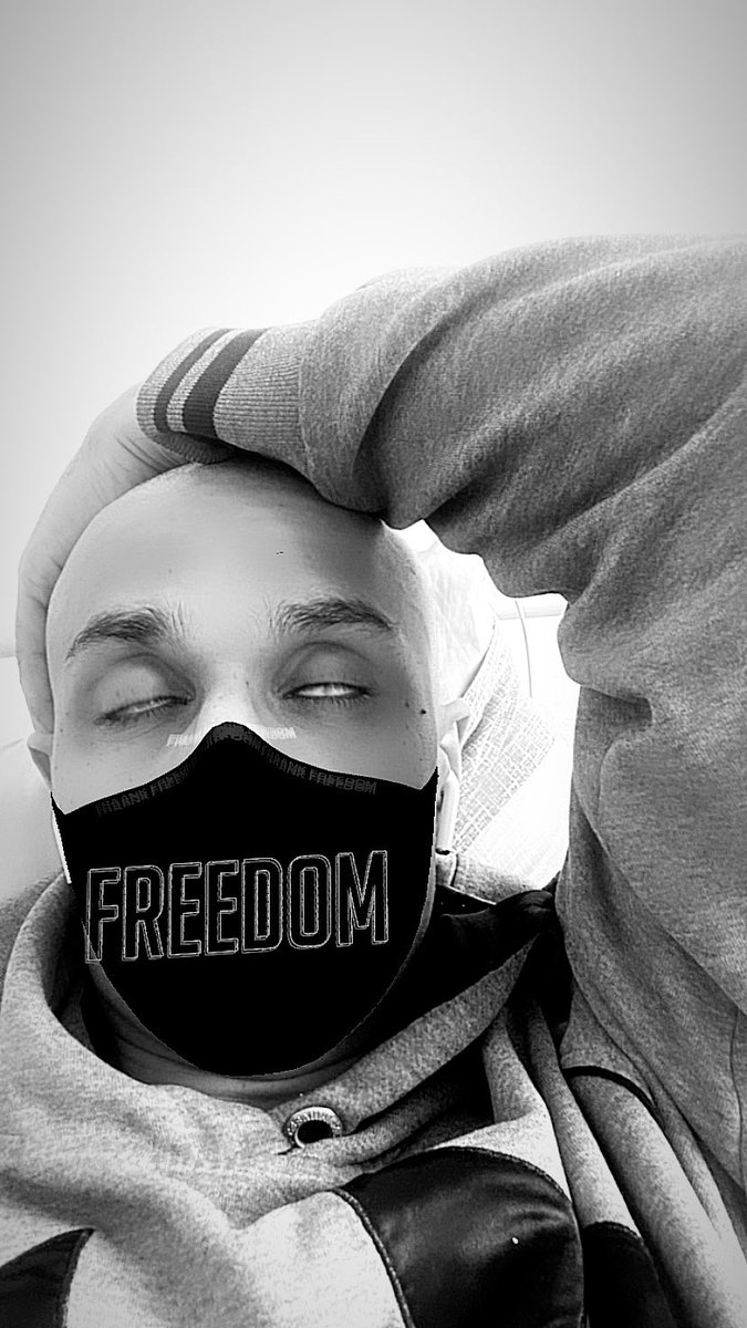 lidfjk's tweet photo. В моём взгляде разговоры с теми, кто уже молчит

В моём взгляде разговоры с теми, кто не позвонит

В моём взгляде тщетная попытка завязаться к лету

Я бы сжёг эти глаза и нахуй распустил по ветру https://t.co/TVmUnsbGsl