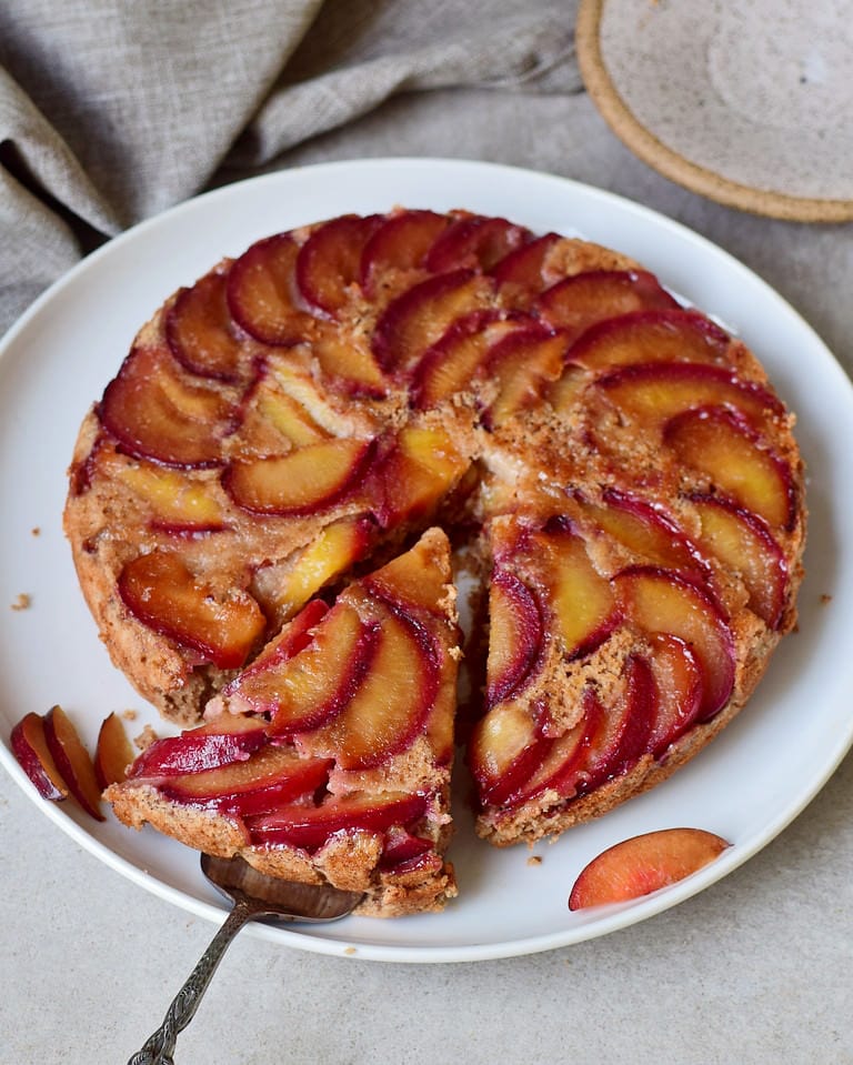 This healthy upside down plum cake is easy to make with simple pantry ingredients you probably already have at home. 😍
It's dairy-free, egg-free, gluten-free, oil-free, and is so delicious! 🥰
📌Recipe: elavegan.com/upside-down-pl…
#Elavegan
#veganrecipe
#glutenfree
#veganplumcake