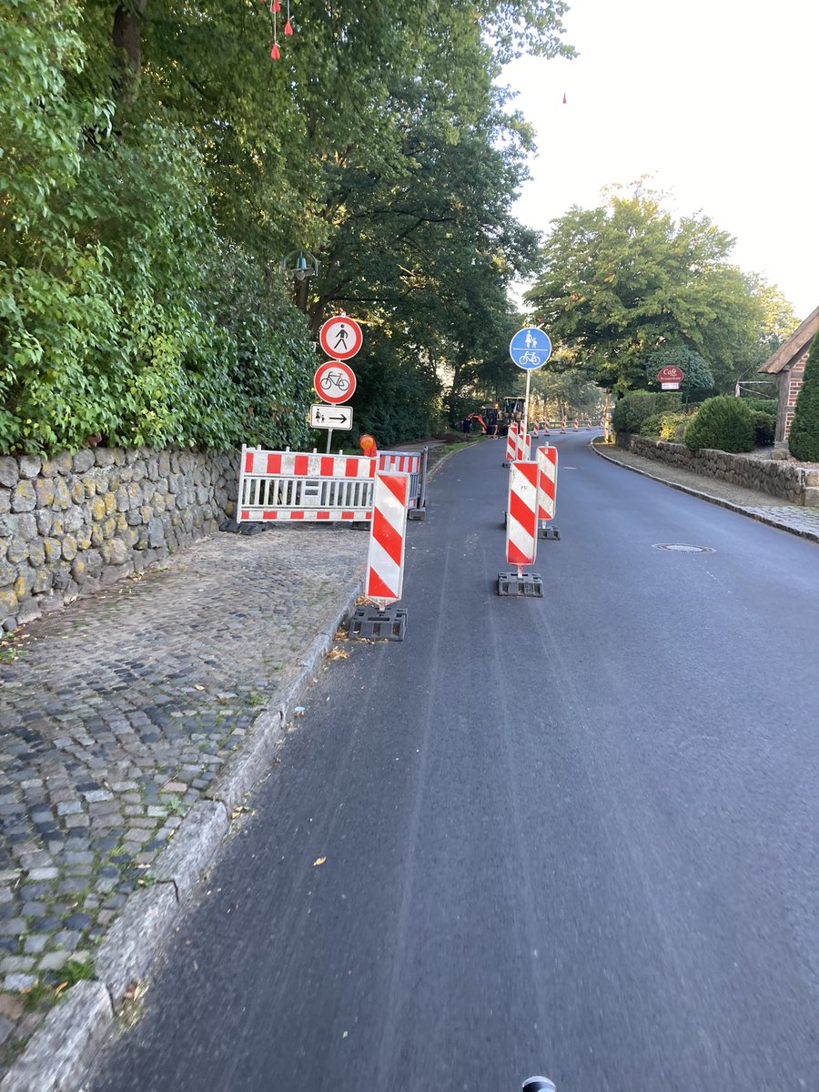 Ja was denn nun? Verbot beachten und umdrehen, oder Gebot beachten und weiterfahren? Rechtlosigkeit für Radfahrende mal wieder auf den Punkt gebracht.