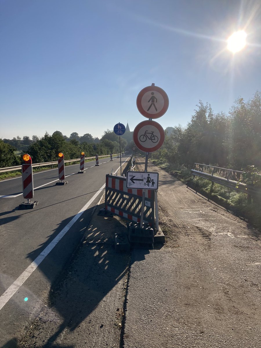 BJDavidse's tweet photo. Ja was denn nun? Verbot beachten und umdrehen, oder Gebot beachten und weiterfahren? Rechtlosigkeit für Radfahrende mal wieder auf den Punkt gebracht. https://t.co/quXybSFGJH