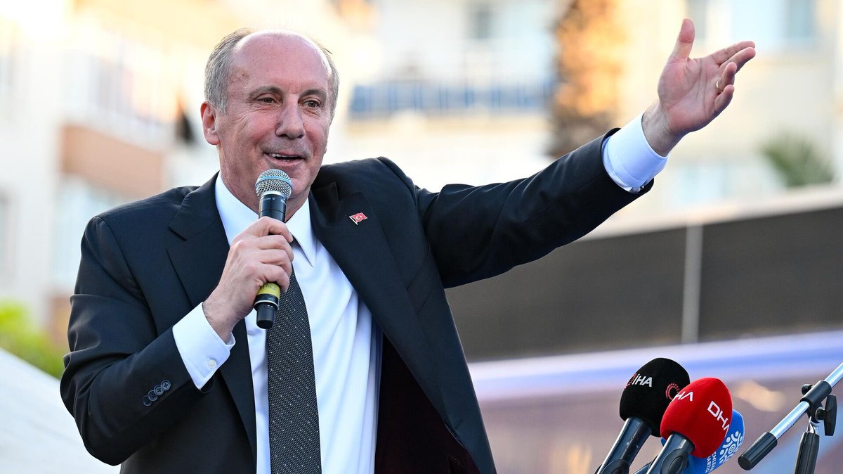 Muharrem İnce:

“Eşime dedim ki 'Bak porno kasetim çıkmış.' Baktı ve hemen 'Yok, bu sen değilsin' dedi. 'Nereden anladın?' dedim, 'Bir, saat takmazsın. İki, kolunun altında kıl olmaz' dedi.”