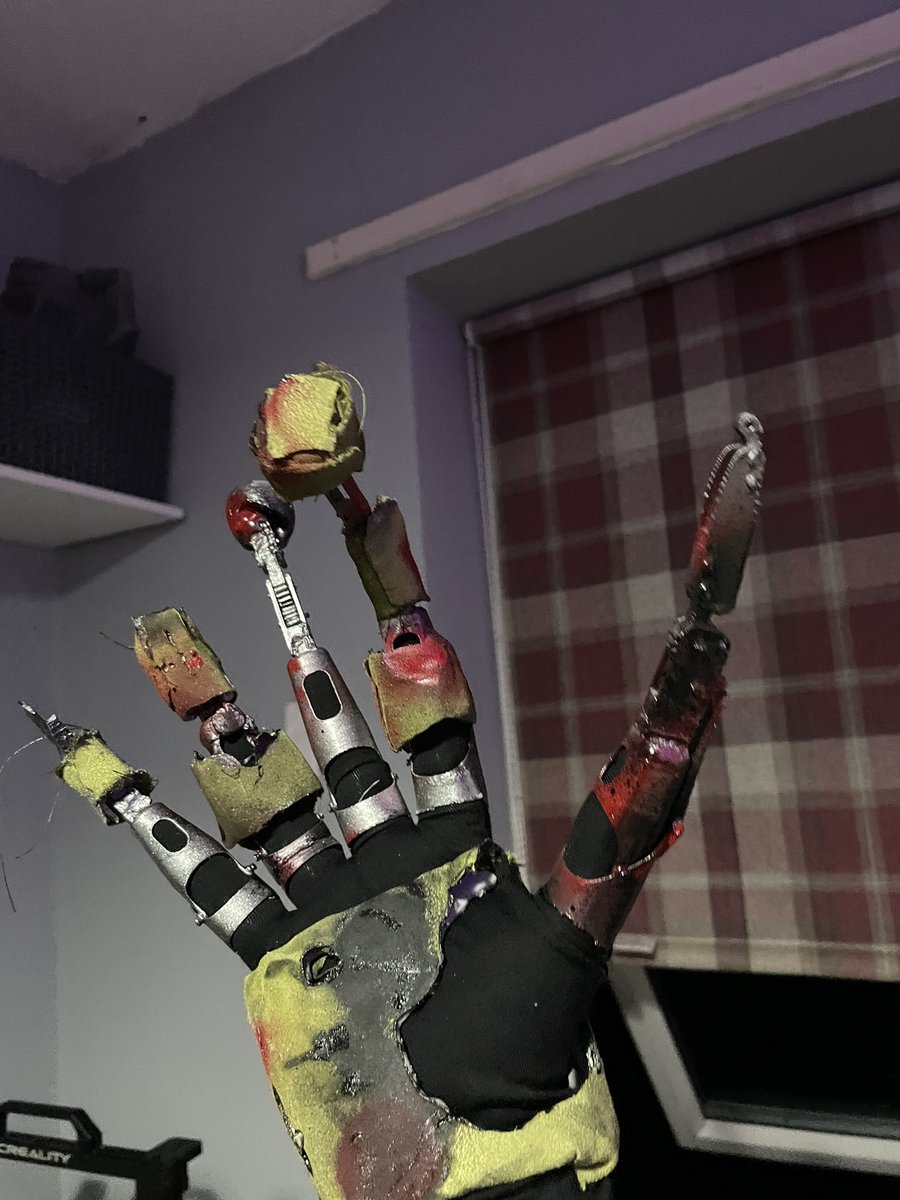 c_squida's tweet photo. Not the best hand, may try improve it. My short male fingers do not help.

#FNAF #cosplay #3dPrinting #springtrap https://t.co/KE75CSSs0a