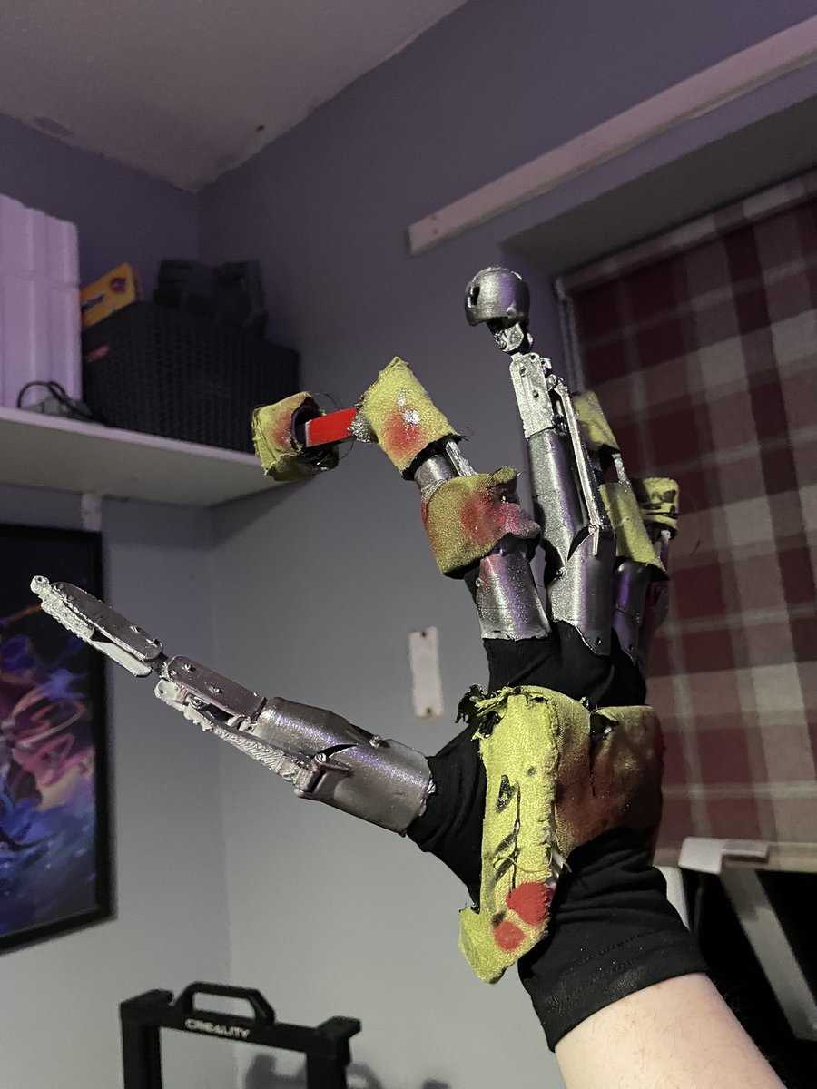 c_squida's tweet photo. Not the best hand, may try improve it. My short male fingers do not help.

#FNAF #cosplay #3dPrinting #springtrap https://t.co/KE75CSSs0a