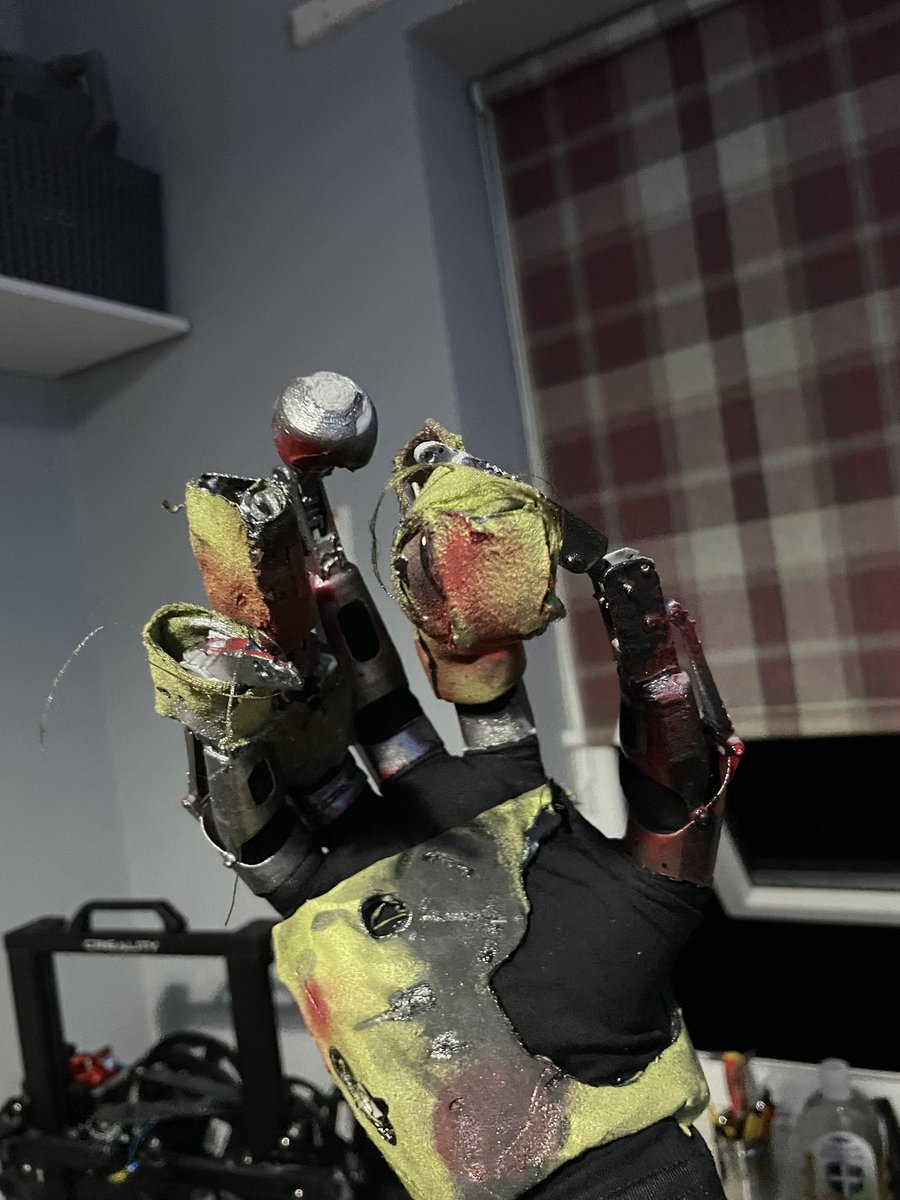 c_squida's tweet photo. Not the best hand, may try improve it. My short male fingers do not help.

#FNAF #cosplay #3dPrinting #springtrap https://t.co/KE75CSSs0a