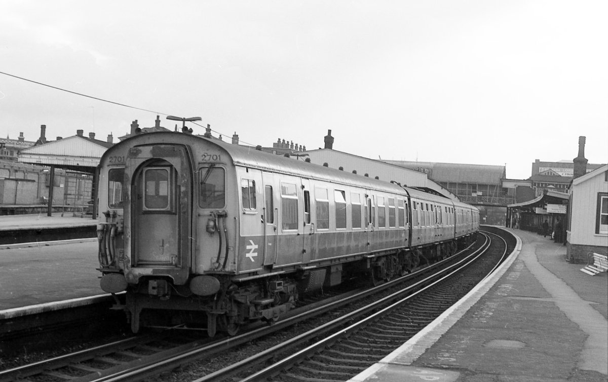 EastbourneModel's tweet photo. Class 411 4-TEP No.2701 at Clapham Junction - 27th March 1984 https://t.co/OjyMzH0PMK