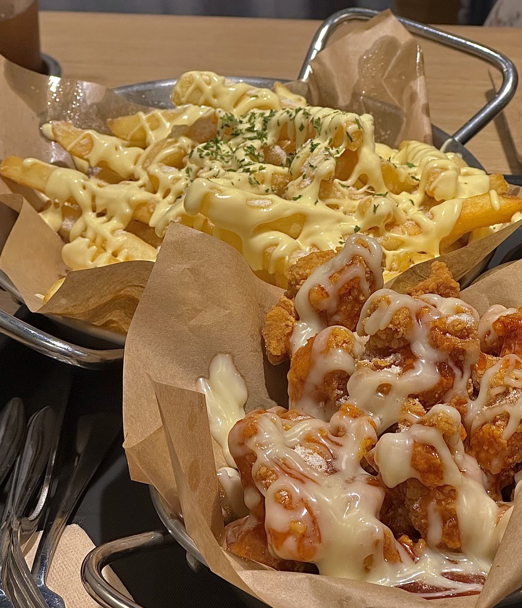 보드게임카페 레드버튼

치킨&amp;포테이토 세트

하라는 보드게임은 안 하고 열심히 먹다 나옴… 스노윙슈프림치킨 존맛이다 감튀도 오동통해서 너무 맛있음