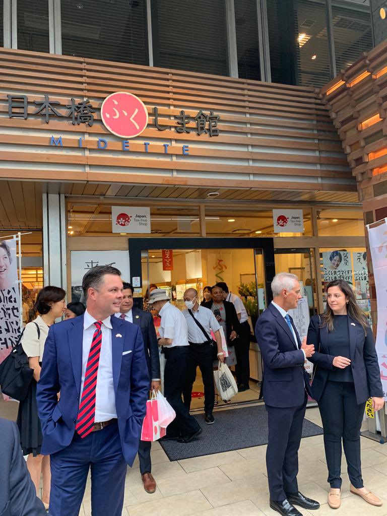 USAmbJapan's tweet image. Kudos to @RepStefanik and the 12-member bipartisan delegation for making time to purchase Fukushima products &amp;amp; support the community. Big thanks to Midette for representing Fukushima here in Tokyo and showcasing the region's resilience in recovery. America stands with Japan!