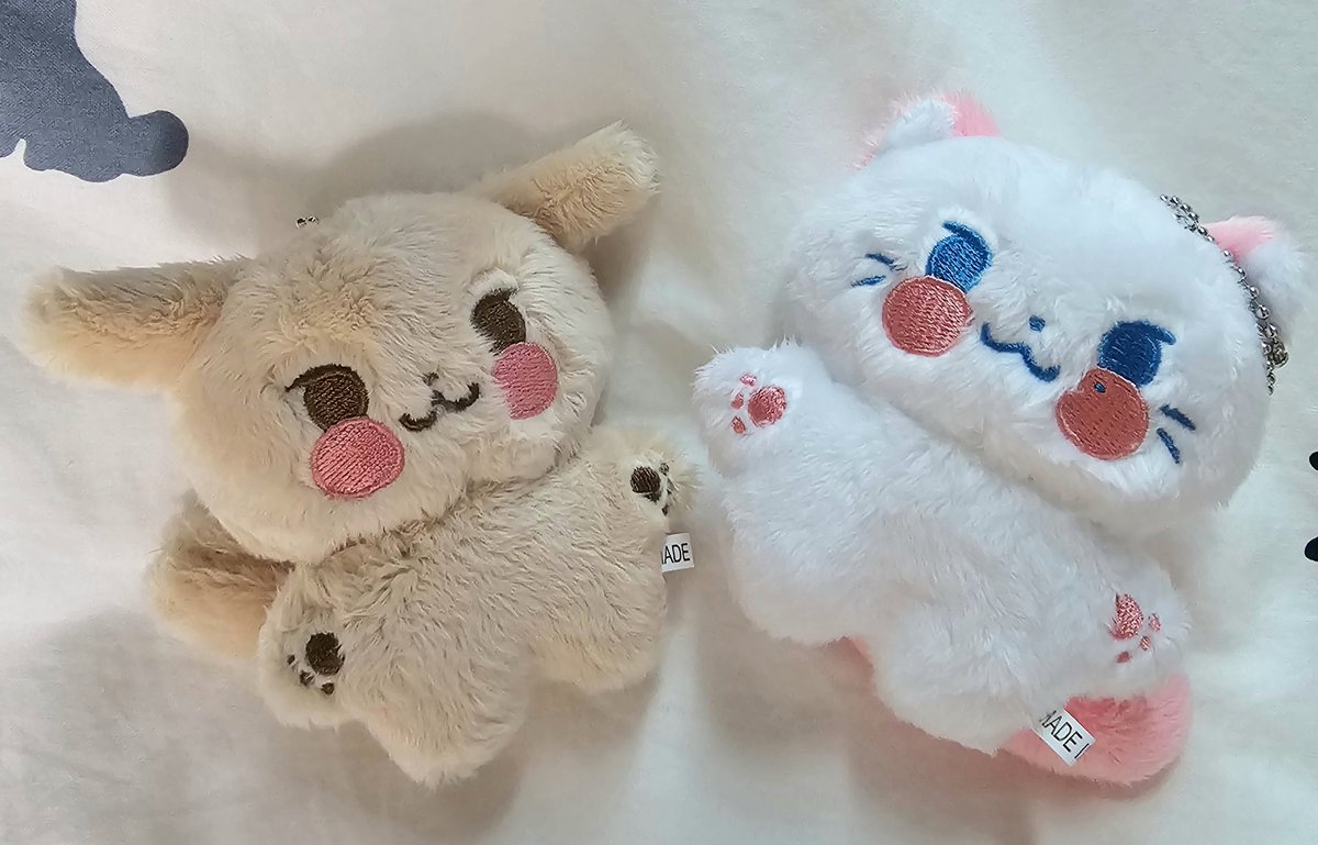 드디어 첫 인형이 왔다아!!!
실물 너무 귀여워 죽겠어!

#작은친구들이_작꾸생각나 
#날_기다린다고냥_빈
#털날려_똥강아지_뀨뭉이_왔뀨