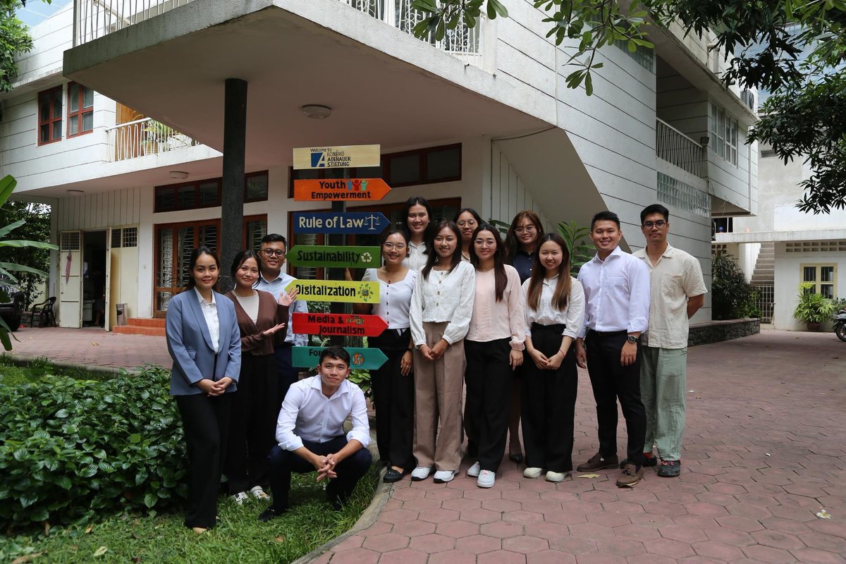 KAScambodia's tweet photo. KASFLY had a comprehensive training program on the fundamental of drafting contracts by Ms. Saim Naphanny, Partner &amp; Attorney at Lim, Ann &amp; Saim Law Firm. We learn the essential skills, key principles, and best practices to protect our interests . 

#KASFLY #lawopportunity https://t.co/P6imZyL3Z4