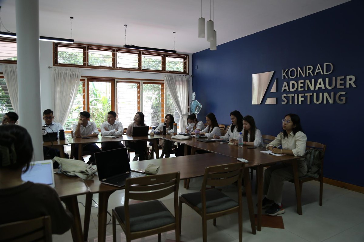 KAScambodia's tweet photo. KASFLY had a comprehensive training program on the fundamental of drafting contracts by Ms. Saim Naphanny, Partner &amp; Attorney at Lim, Ann &amp; Saim Law Firm. We learn the essential skills, key principles, and best practices to protect our interests . 

#KASFLY #lawopportunity https://t.co/P6imZyL3Z4