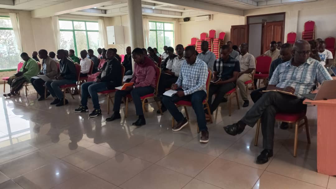 Kamonyi's tweet photo. Umuyobozi w'Akarere Dr. Nahayo Sylvere mu gitondo yagiranye inama n'abakozi bakorera ku Karere, hagarukwa ku mikorere n'imikoranire biganisha ku gutanga umusaruro. Abakoze banasabwe gusigasira ubumwe bwabo bagakumira icyo ari cyose cyose cyakurura amacakubiri @Unity_MemoryRw https://t.co/fspmbLOTkN