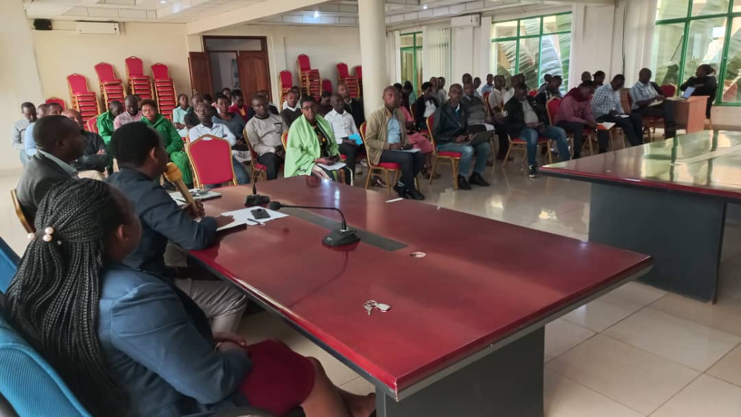 Kamonyi's tweet photo. Umuyobozi w'Akarere Dr. Nahayo Sylvere mu gitondo yagiranye inama n'abakozi bakorera ku Karere, hagarukwa ku mikorere n'imikoranire biganisha ku gutanga umusaruro. Abakoze banasabwe gusigasira ubumwe bwabo bagakumira icyo ari cyose cyose cyakurura amacakubiri @Unity_MemoryRw https://t.co/fspmbLOTkN