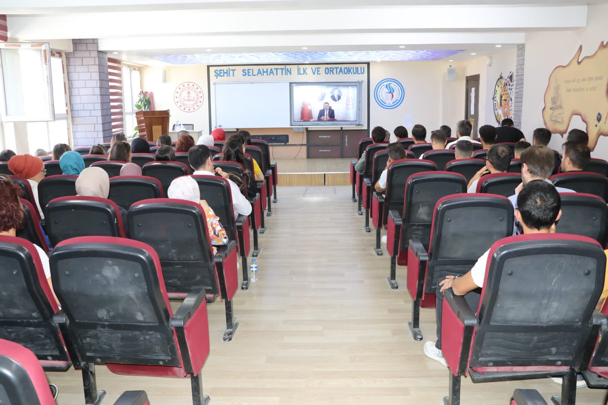 Bakanımız Sn. <a href="/Yusuf__Tekin/">Yusuf Tekin</a>, EBA’dan, Mesleki Çalışma Dönemi açılış konuşmasında, öğretmenlere hitap etti. 

İl Müdürümüz Sn. <a href="/nrtttin_ylmz/">Nurettin YILMAZ</a>,
Şehit Selahattin İ./Ortaokulu’nda, öğretmenlerimizle birlikte katılım gösterdi.

#TürkiyeYüzyılı

#Bizbüyükbiraileyiz 

<a href="/tcmeb/">Millî Eğitim Bakanlığı</a> @alicelik_64