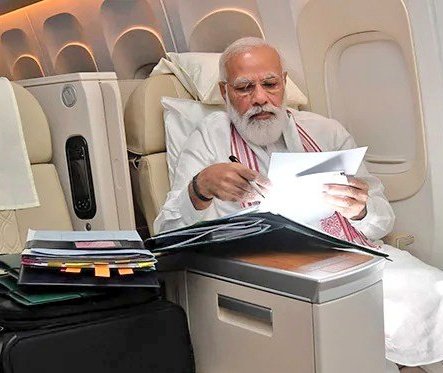 ravibhadoria's tweet photo. RTI रिपोर्ट के मुताबिक 2014 से पदभार संभालने के बाद प्रधानमंत्री श्री @narendramodi जी ने अबतक कोई छुट्टी नहीं ली, 9 वर्षों में मोदीजी ने 3000 से अधिक कार्यक्रमों-समारोहों में भाग लिया हैं।
और विपक्षी नेताओं को हर दूसरे महीने छुट्टियां मनाने जाना होता है। ये लड़ेंगे मोदी से?? https://t.co/ol3narvLBi
