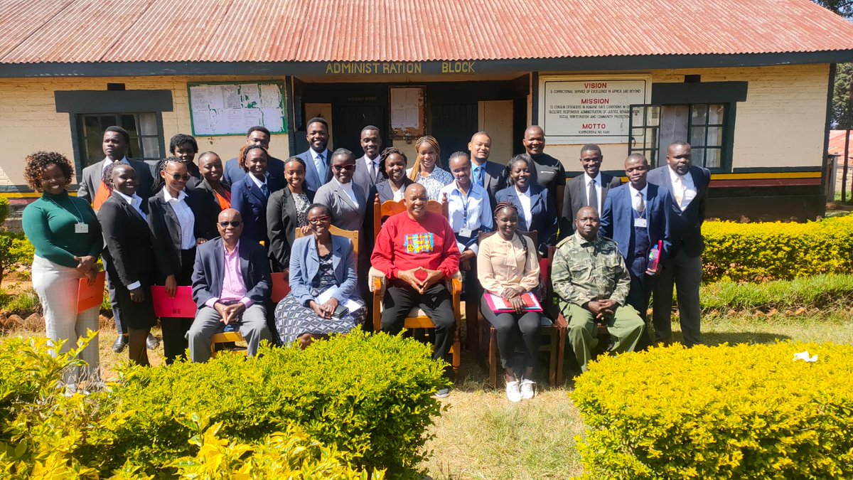SchoolofLawKE's tweet photo. Our Advocates Training Programme students during a weekend legal aid clinic at the Karbanet GK Prison. The students, led by our lecturers, offered free legal advice to the inmates.
#Legalaidservice
#KSLstudents
#ATPstudents https://t.co/u1Cor8mSxz