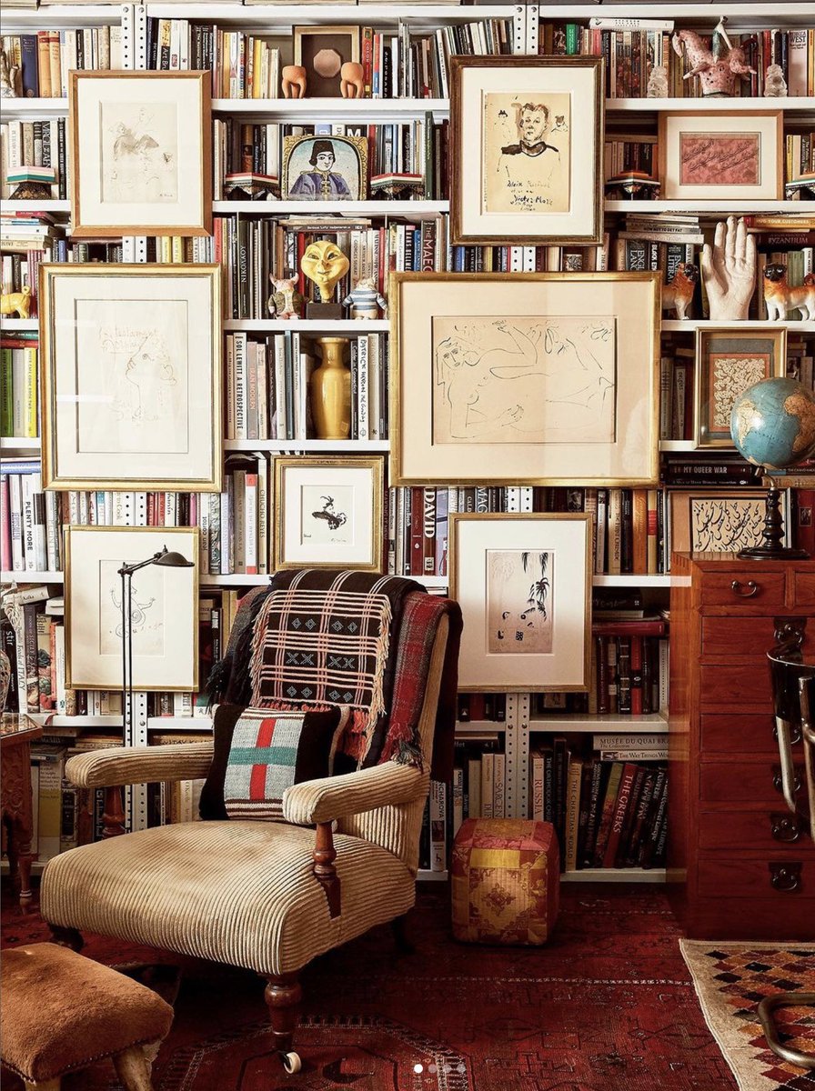 Aggiunta di quadri qua e là. Altra variante che amo per una LIBRERIA non solo libri. Questi sono scaffali in metallo con cremagliera (tipo Leroy Merlin). Il Design lo fai tu.