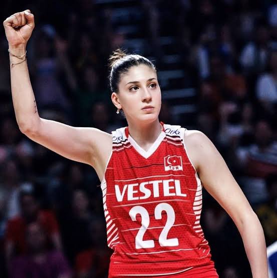 Milli voleybolcumuz İlkin Aydın:

"Atatürk çocuklarıyız biz, dosta güven düşmana korku derken sadece rakiplerimizden bahsetmiyorduk ve biz bugün Avrupa şampiyonu olduk.

Tüm kadınlarımıza, kız çocuklarımıza ve bu ülkede hala Mustafa Kemal Atatürk’ün bize açtığı yolda yürüyen