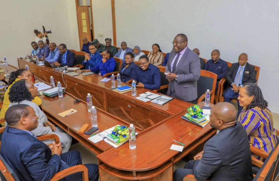 📍Dodoma

🔹MHE. ANGELLAH KAIRUKI AWASILI WIZARA YA MALIASILI NA UTALII, AANZA KAZI

Waziri wa Maliasili na Utalii, Mhe. <a href="/AngellahKairuki/">Angellah Kairuki</a> (Mb) amewataka Watumishi wa Wizara ya Maliasili na Utalii kumpa ushirikiano wa kutosha katika utendaji kazi ili kufikia malengo yaliyowekwa