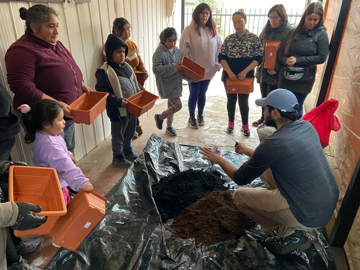 mi_estacion's tweet photo. 👉 Este sábado se realizó la segunda sesión del taller de #JardineríaDomiciliaria 🌼, donde las usuarias comenzaron a trabajar la tierra para sembrar y realizaron mezclas de sustratos. En la ocasión, también conocieron qué es un jardín de macetas.

@barrios8va
@canetemuni https://t.co/BP5yJAwcjA