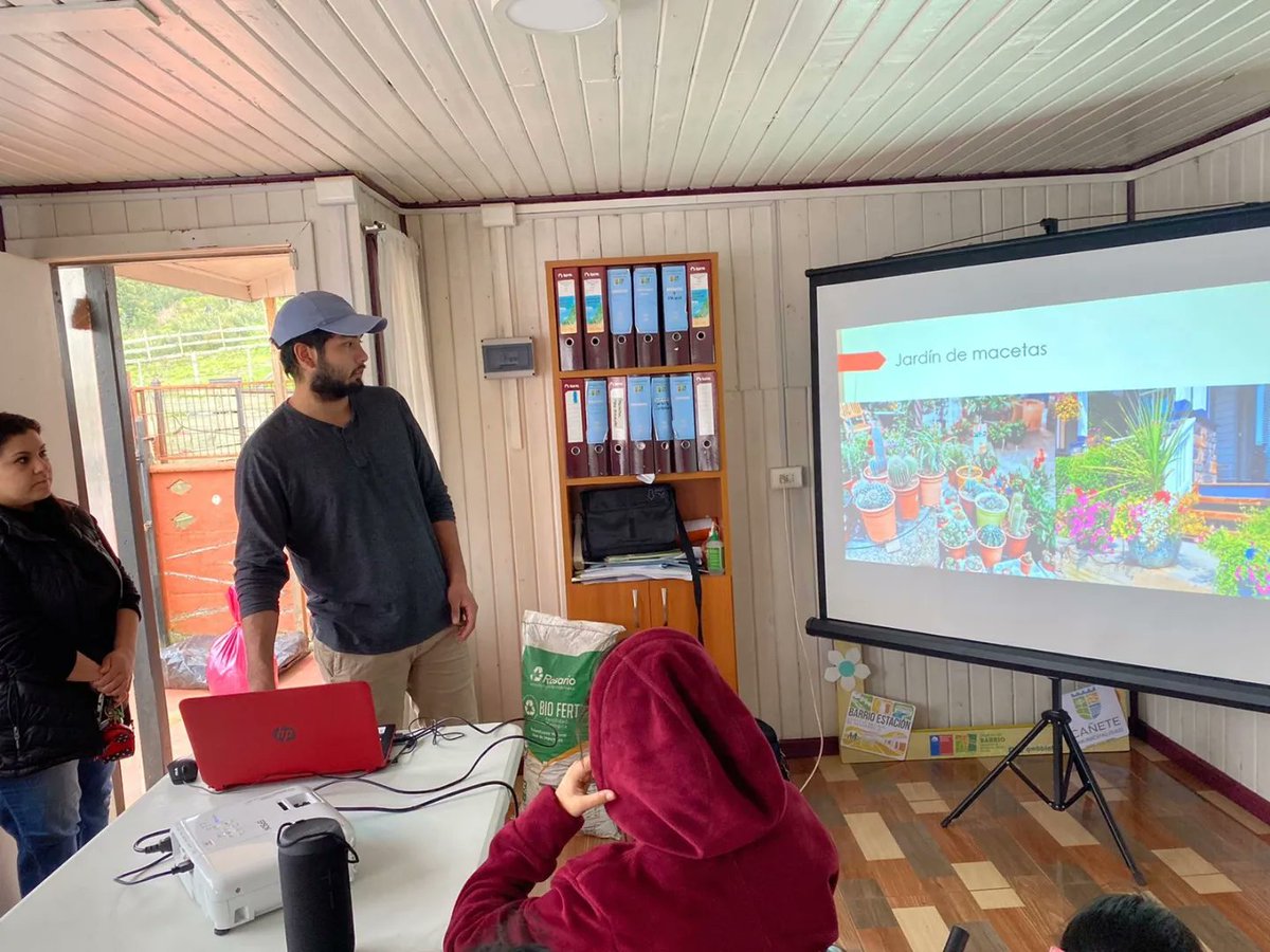 mi_estacion's tweet photo. 👉 Este sábado se realizó la segunda sesión del taller de #JardineríaDomiciliaria 🌼, donde las usuarias comenzaron a trabajar la tierra para sembrar y realizaron mezclas de sustratos. En la ocasión, también conocieron qué es un jardín de macetas.

@barrios8va
@canetemuni https://t.co/BP5yJAwcjA