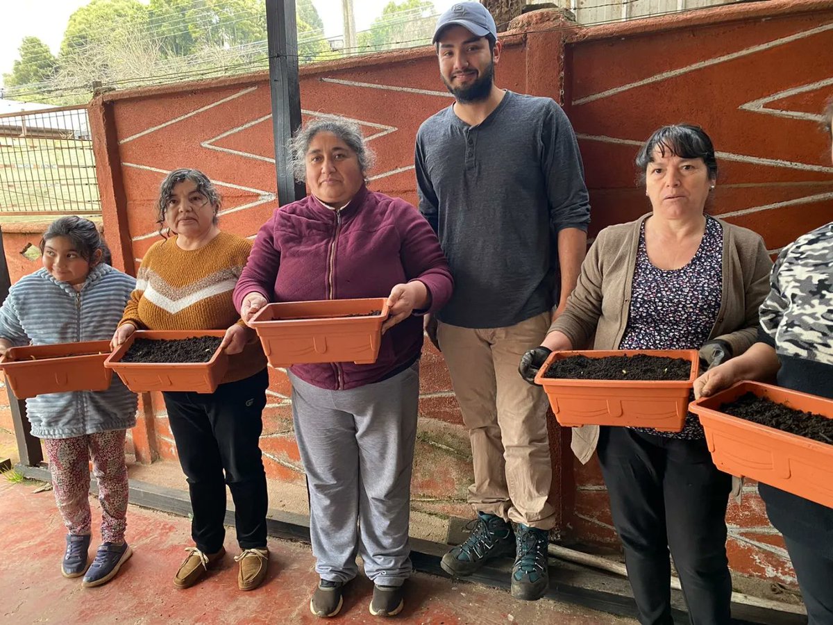 mi_estacion's tweet photo. 👉 Este sábado se realizó la segunda sesión del taller de #JardineríaDomiciliaria 🌼, donde las usuarias comenzaron a trabajar la tierra para sembrar y realizaron mezclas de sustratos. En la ocasión, también conocieron qué es un jardín de macetas.

@barrios8va
@canetemuni https://t.co/BP5yJAwcjA