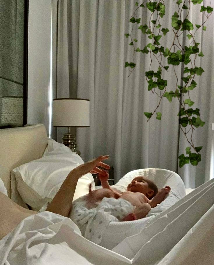 🌿•                  𝐆𝐎𝐎𝐃 𝐌𝐎𝐑𝐍𝐈𝐍𝐆 
         내 아이

Regocijo en dicha cada día. De bendiciones rezadas con amor, mis niños y mis esposas, de lealtad y cariño. Nada busco, nada me falta, todo lo que pude haber deseado, lo tengo. 

Solo imploro bienestar para ustedes.