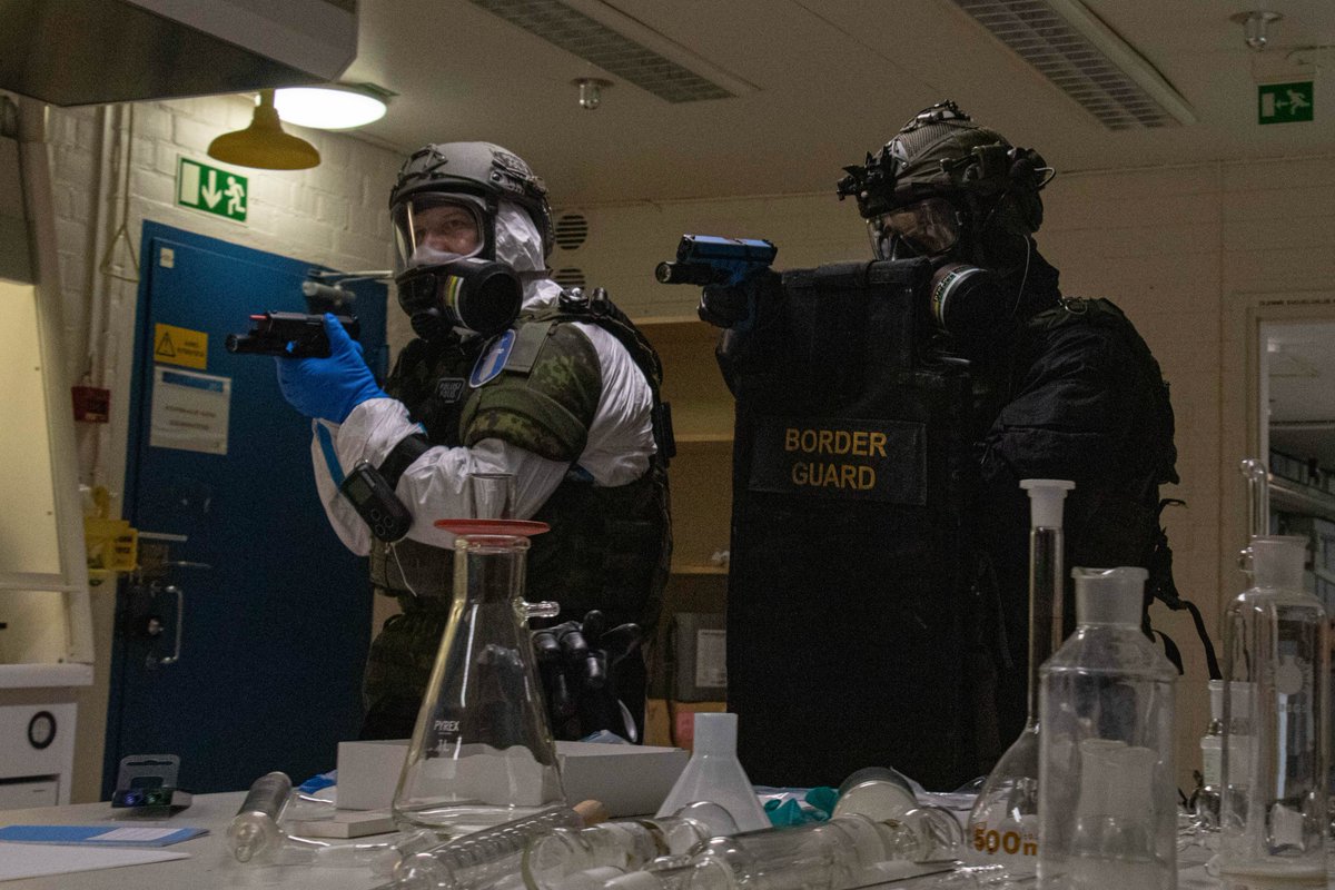 Maavoimat's tweet photo. #Reccex23 harjoituksessa tehdasalueella Kauttualla epäiltiin laitonta laboratoriotoimintaa. Alue tarkastettiin Poliisin ja Rajavartiolaitoksen toimesta, mikä paljasti laboratorion lisäksi tunnistamattomia kemikaaleja. Tekemistä riitti myös #CBRN-joukkueellemme.

#maavoimat #porpr https://t.co/LBuVOJdYzt