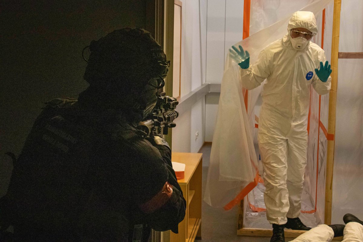 Maavoimat's tweet photo. #Reccex23 harjoituksessa tehdasalueella Kauttualla epäiltiin laitonta laboratoriotoimintaa. Alue tarkastettiin Poliisin ja Rajavartiolaitoksen toimesta, mikä paljasti laboratorion lisäksi tunnistamattomia kemikaaleja. Tekemistä riitti myös #CBRN-joukkueellemme.

#maavoimat #porpr https://t.co/LBuVOJdYzt
