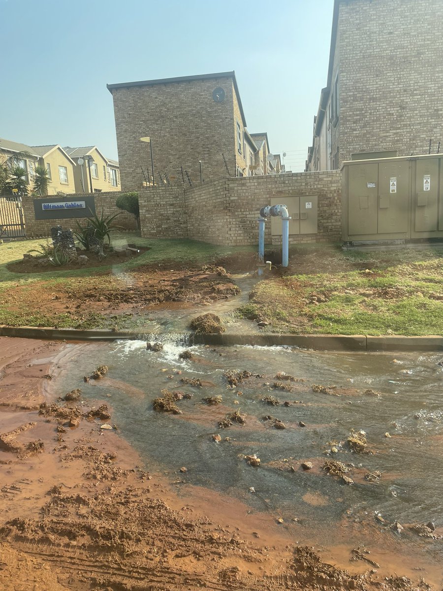 StephenLintott's tweet photo. @JHBWater ok guys, don’t mean to upset your daily routine but this waterfall has been running the whole day under level 1 restrictions in Wilgeheuwel on Curlew close https://t.co/sNeJa3g2Qm