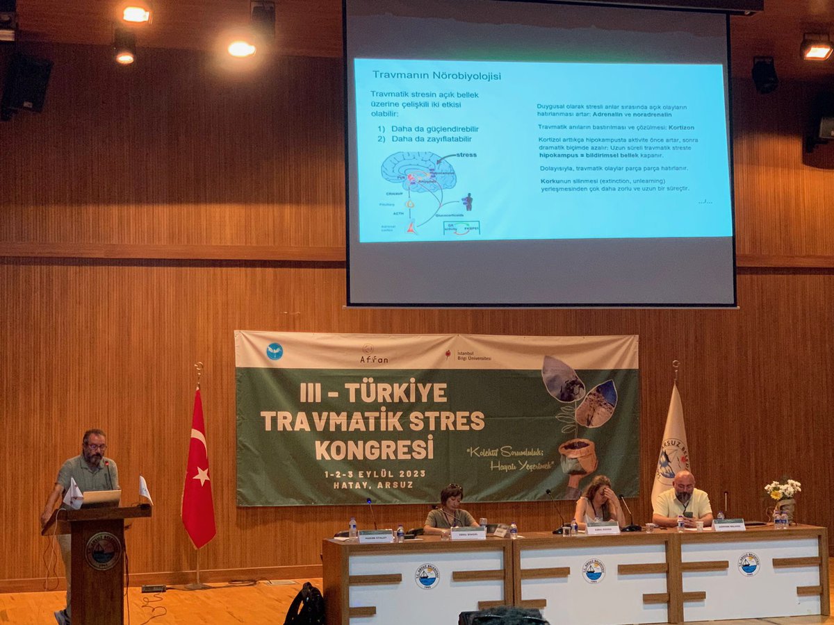 3⃣ Kongrenin toplandığı Nazım Hİkmet Kültür Merkezi çöl ortasında bir vaha kadar umut vericiydi: Katılım hiç beklemediğim kadar yüksekti. Kongre de büyük çoğunluğunu gençlerin oluşturduğu kutsal bir topluluğun hemen tüm toplantılara düzenli biçimde katıldığı bir ayine benziyordu.