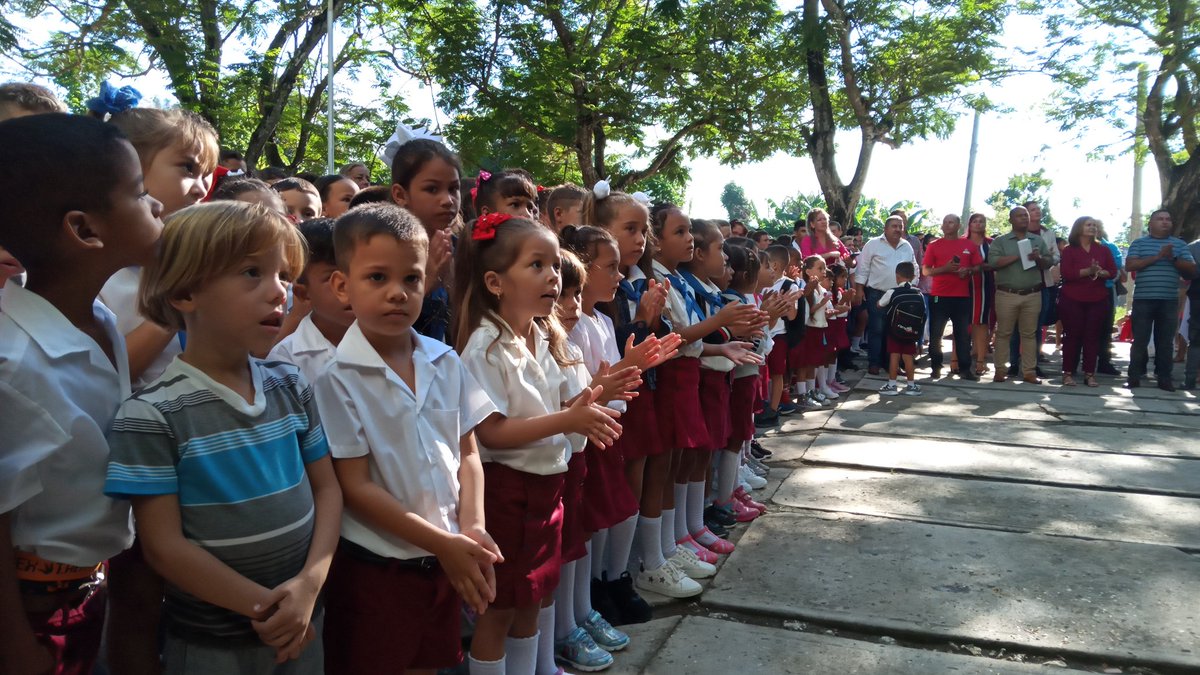 ACacocum's tweet photo. Acto municipal por el inicio del curso escolar 2023-2024 en la ESBU
Gilberto González Rojas de la cabecera municipal. 
#ConTodosLaVictoria
#NuevoCursoEscolar #GobCacocum #HolguínSí https://t.co/zpMRRzAPMd