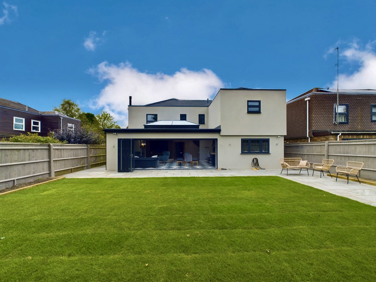 kingshillsEA's tweet image. A truly striking and gorgeous 4 bedroom home designed to a very high standard will be coming to the market soon. 

📍 Cherry Tree Road, #HughendenValley

Get in contact for more information or to book an early viewing before this home hits the masses: 📞01494 939868