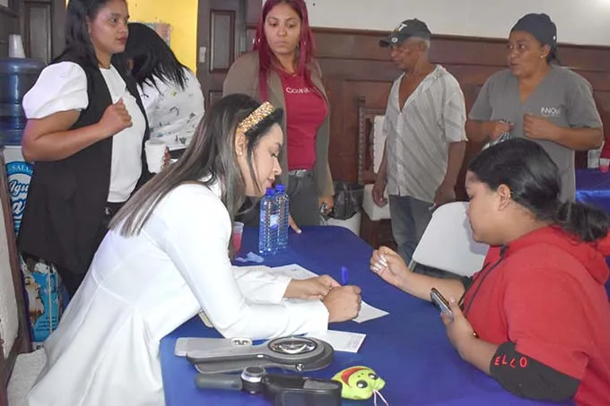 AlcaldiaSFMrd's tweet photo. Ayuntamiento Municipal, Rehabilitación y SRSND realizan operativo medico para colaboradores de la alcaldía
https://t.co/niG9giMcPX https://t.co/2PbzHpel0N