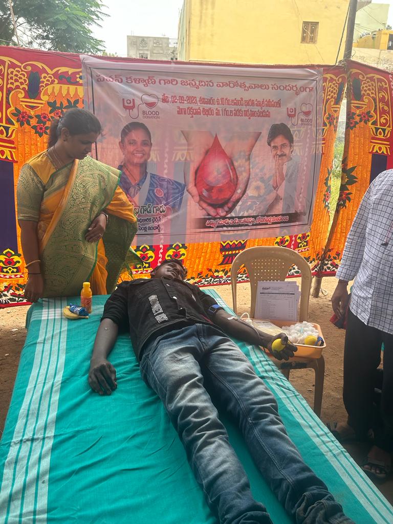 JSPRekhaJavaji's tweet photo. ఈ కార్యక్రమంలో ఎమ్మిగనూరు నియోజవర్గం జనసేన పార్టీ ఇంఛార్జి శ్రీమతి రేఖ జవ్వాజి గారు, నాయకులు, జనసైనికులు పెద్ద ఎత్తున పాల్గొన్నారు.
#HBDJanaSenaniPawanKalyan
#JSPSocialActivities https://t.co/iy8YP3WRDr