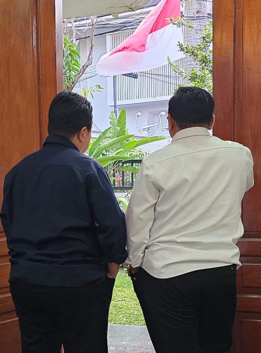 Dua Banser, dua sahabat. Memandang Merah Putih. Berjanji mempertahankannya bersama tanpa pengkhianatan.

Siapa mereka? Ngerti ora son?