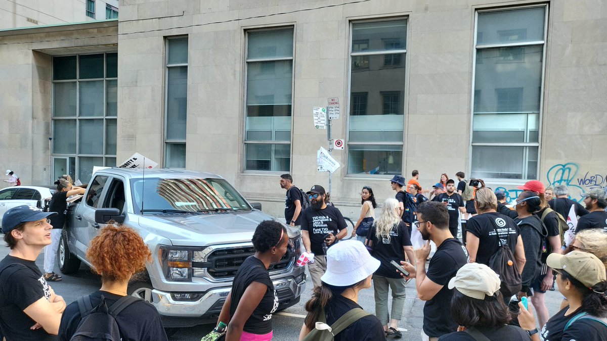 TVO_CMG's tweet image. We are at the tip of the labour spear in today&apos;s Labour Day parade! Special guest @MayorOliviaChow stopped by and asked how she can help. Check out linktr.ee/tvo_cmg for the answer to that! 

#SummerOfStrikes #onlab #SupportTVOWorkers #onpoli