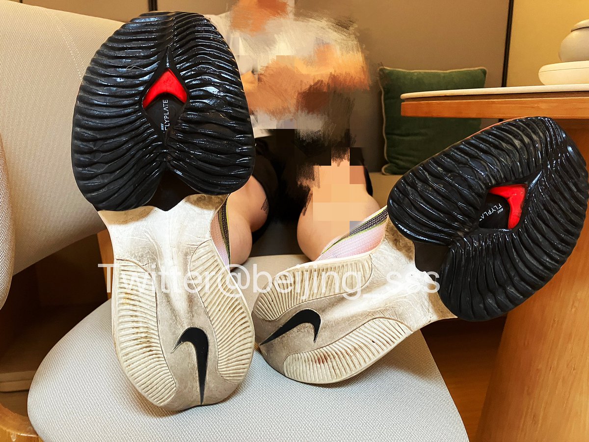 #alphafly跑鞋 体能测试之后命令奴隶帮我仔细保养👅了跑鞋鞋底。你能做的更好吗？