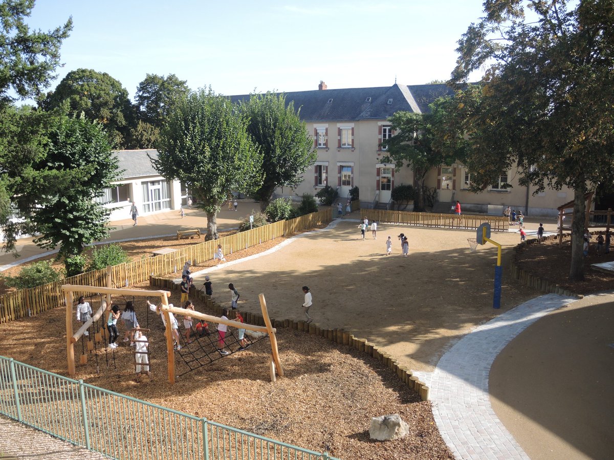 Bonne rentrée scolaire aux  4 500 élèves, collégiens, lycéens, étudiants et enseignants qui font leur rentrée <a href="/villepontsdece/">Ville Ponts-de-Cé</a> 

Belle année scolaire à nos jeunes, leurs parents, aux  enseignants et aux services municipaux qui les accompagnent dont je salue  le dévouement.