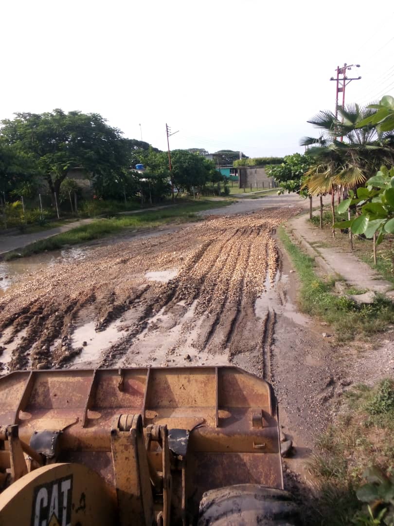 #EnFotos 📸 | El equipo de Obras Públicas de la Alcaldía del municipio #Arismendi junto al Poder Popular ejecutan labores de mejoramiento de vialidad en la Av. José Félix Ribas de la jurisdicción capital.

#4Ago 
#MeEncantaVenezuela