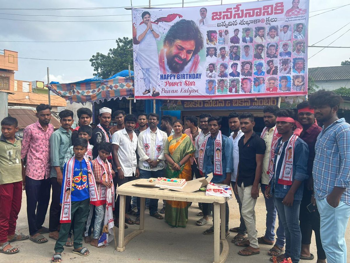 JSPRekhaJavaji's tweet photo. కర్నూల్ జిల్లా ఎమ్మిగనూరు నియోజకవర్గం నందవరం మండలం ముగతి గ్రామం నాయకులు మరియు జనసైనికులతో కలిసి @JanaSenaParty అధినేత శ్రీ @PawanKalyan గారి జన్మదిన వేడుకలు ఘనంగా జరుపుకోవడం జరిగింది.
#HBDJanaSenaniPawanKalyan
#JSPSocialActivities https://t.co/OBJ0Bdyesd