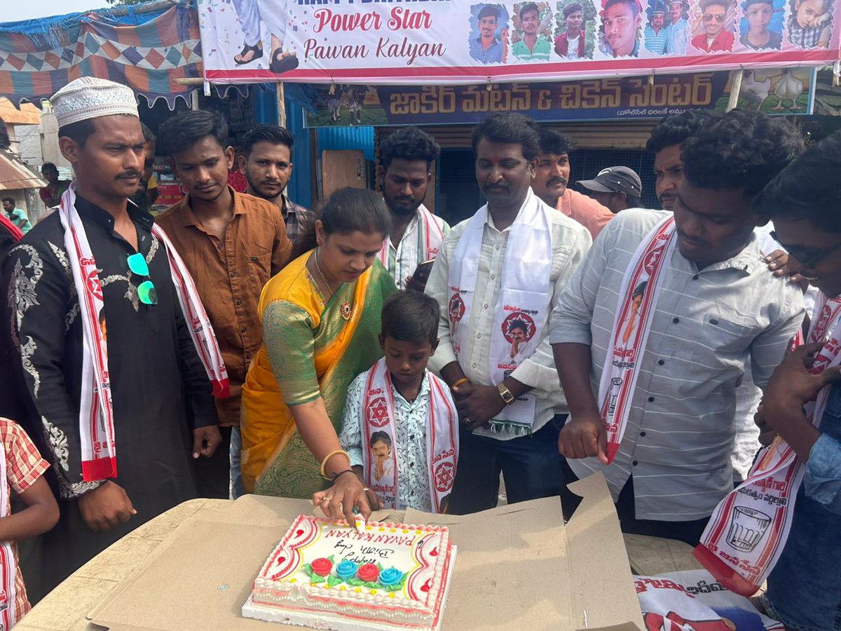 JSPRekhaJavaji's tweet photo. కర్నూల్ జిల్లా ఎమ్మిగనూరు నియోజకవర్గం నందవరం మండలం ముగతి గ్రామం నాయకులు మరియు జనసైనికులతో కలిసి @JanaSenaParty అధినేత శ్రీ @PawanKalyan గారి జన్మదిన వేడుకలు ఘనంగా జరుపుకోవడం జరిగింది.
#HBDJanaSenaniPawanKalyan
#JSPSocialActivities https://t.co/OBJ0Bdyesd