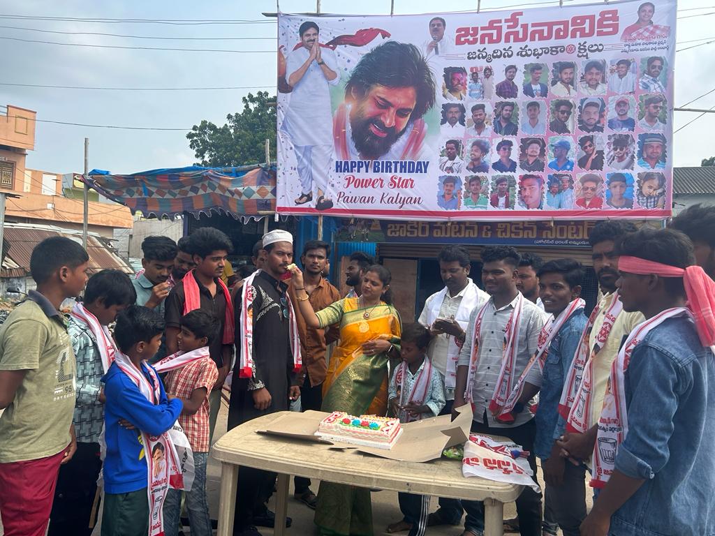 JSPRekhaJavaji's tweet photo. కర్నూల్ జిల్లా ఎమ్మిగనూరు నియోజకవర్గం నందవరం మండలం ముగతి గ్రామం నాయకులు మరియు జనసైనికులతో కలిసి @JanaSenaParty అధినేత శ్రీ @PawanKalyan గారి జన్మదిన వేడుకలు ఘనంగా జరుపుకోవడం జరిగింది.
#HBDJanaSenaniPawanKalyan
#JSPSocialActivities https://t.co/OBJ0Bdyesd