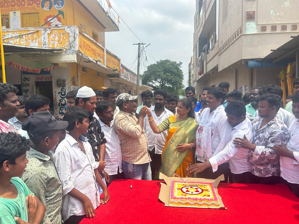 JSPRekhaJavaji's tweet photo. ఈ కార్యక్రమంలో ఎమ్మిగనూరు నియోజవర్గం జనసేన పార్టీ ఇంఛార్జి శ్రీమతి రేఖ జవ్వాజి గారు, నాయకులు, జనసైనికులు పెద్ద ఎత్తున పాల్గొన్నారు.
#HBDJanaSenaniPawanKalyan
#JSPSocialActivities https://t.co/iy8YP3WRDr