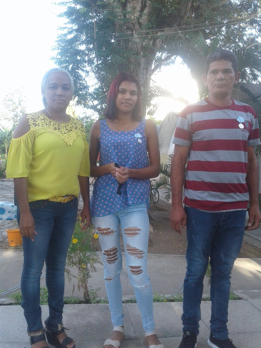 SIErnestoGueva4's tweet photo. En el acto de inicio del curso escolar se les otorga a dos trabajadores de nuestra institución educativa la medalla por la Educación Cubana. Felicidades por su entrega y dedicación. @DMEContre @DraMaricelDME @LoraKarel @LeticiaCalvoD @DailinToro https://t.co/uMYqRkK5LU
