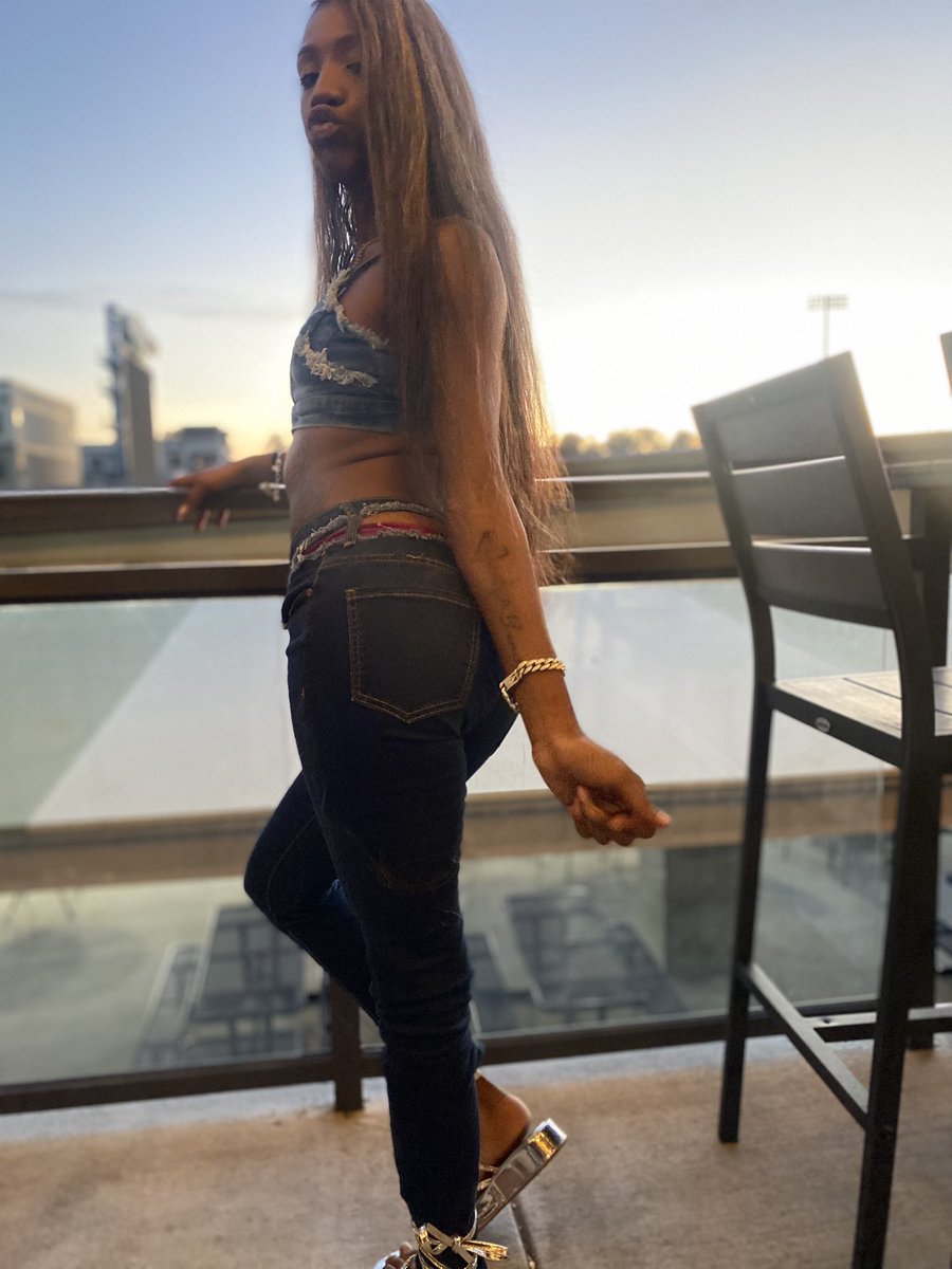 19 YEAR OLD ATM BRAT 🍼👅 tweet media