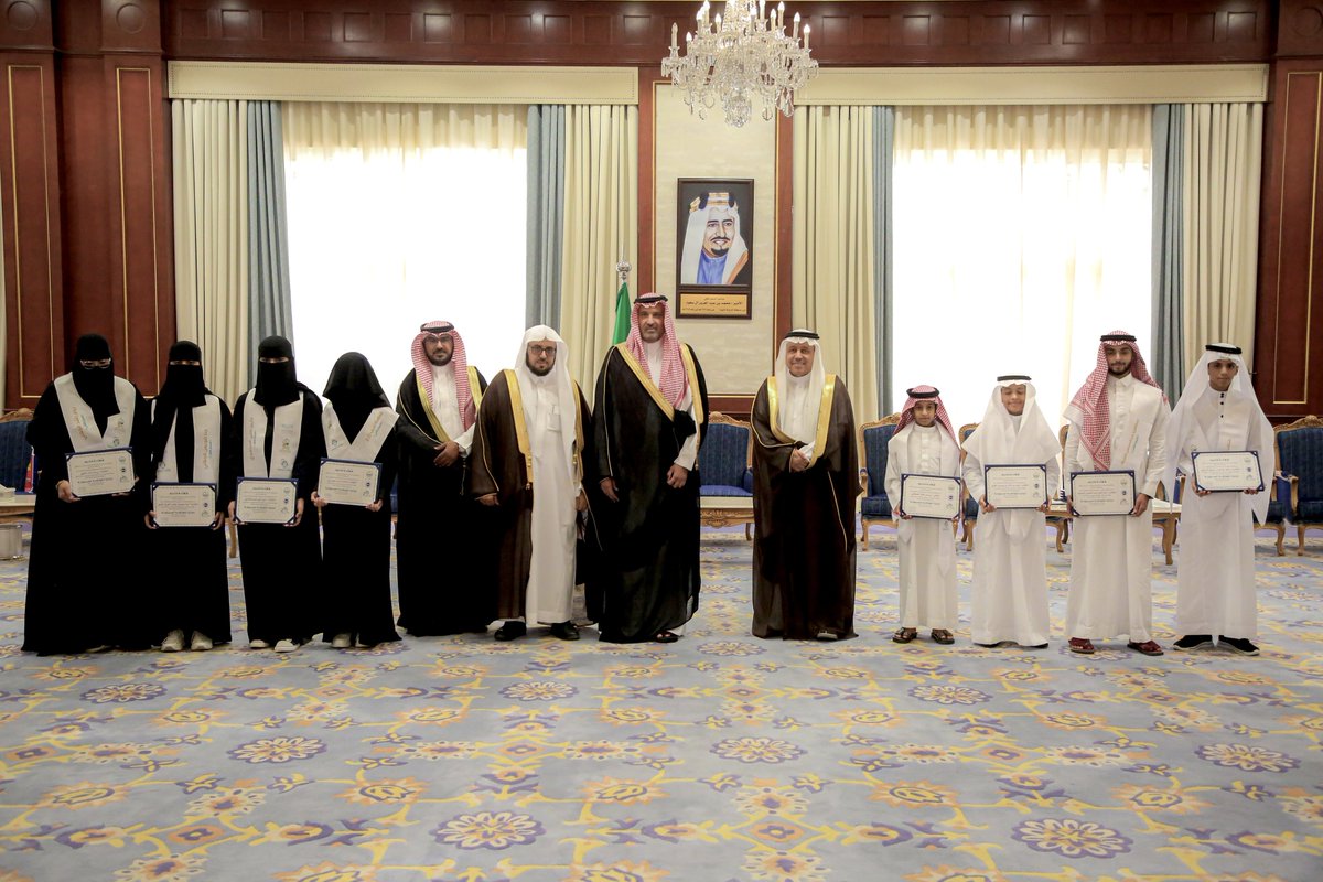 سمو أمير منطقة #المدينة_المنورة #فيصل_بن_سلمان، يُكرّم الفائزين بالدورة الثانية لجائزة المواطَنة المسؤولة والتي تنظمها مؤسسة الأميرة صيتة بنت عبدالعزيز للتميز في العمل الاجتماعي <a href="/seetahaward/">جائزة الأميرة صيتة</a> بحضور الأمين العام للجائزة أ.د. فهد المغلوث ومدير التعليم بالمنطقة ناصر العبدالكريم.