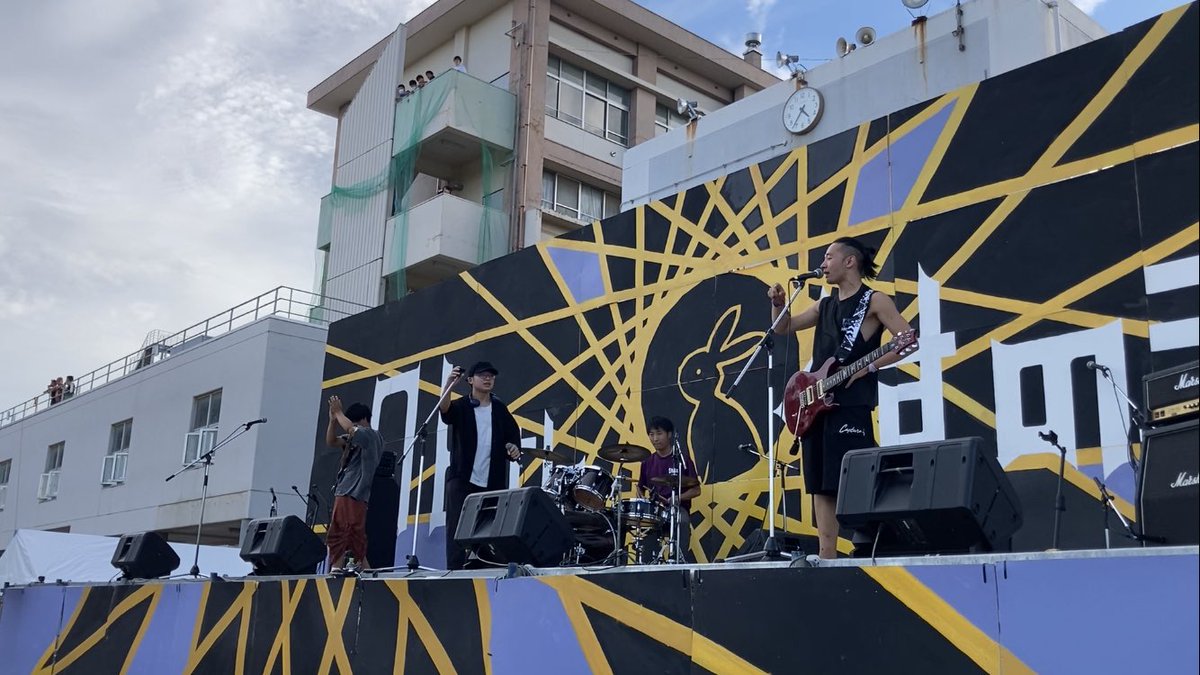 TreeCtbs's tweet photo. くすのき祭後夜祭

音出し swim 

1. デリヘル呼んだら君が来た
2. MATSURI BAYASHI
3. ハム太郎とっとこうた
4. ultra soul
5. MONSTER DANCE

1000を優に超える人数の前で最後の演奏ができたことに感謝‼️
（4枚目は本番直前にまぁまぁ無謀な提案をするベーシスト） https://t.co/qRXnfAR6WH