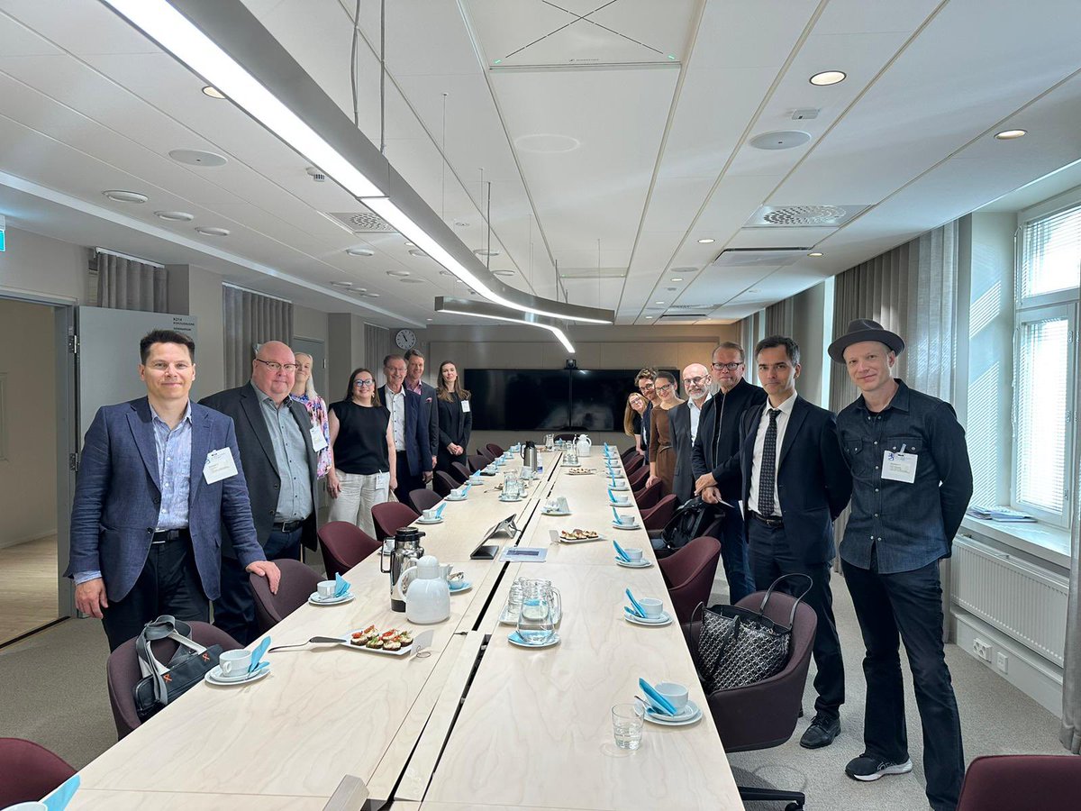 Tapasimme tänään tiede- ja kulttuuriministeri <a href="/SariMultala/">Sari Multala</a>’n. Keskustelimme siitä, miten varmistaa luovan alan elinvoima, kasvu ja kehitys. <a href="/VappuAura/">Vappu Aura</a> <a href="/niirava/">Valtteri Niiranen</a> <a href="/kahrawomann/">Sade Kahra</a> <a href="/LaevuoIlmo/">Ilmo Laevuo</a> <a href="/SanastoInfo/">Sanasto</a> <a href="/mnummine/">Matti Numminen</a> <a href="/tommi_nilsson/">Tommi Nilsson</a> <a href="/TTVKRY/">TTVK ry</a> <a href="/saveltajat/">Suomen Säveltäjät</a> @LKuulas <a href="/koistinenT/">Tero Koistinen</a>